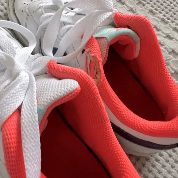 Kids Nike sneakers size 4.5Y - Picture 6 of 7